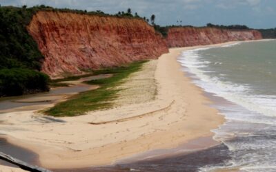 O que fazer em Prado Bahia – praia paradisíaca com falésias e mar azul