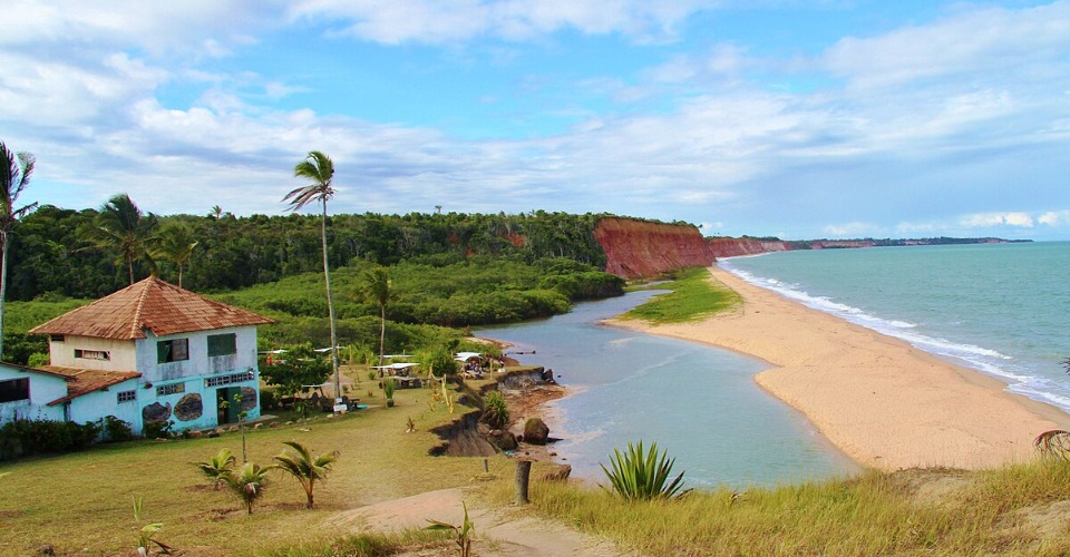 As-melhores-praias-de-Prado-para-curtir-nas-ferias Praia na cidade de Prado, na Bahia.