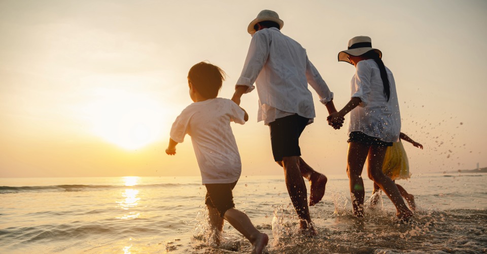 Guia-para-aluguel-de-apartamento-de-temporada-bahia Família de férias na cidade de Prado, na Bahia.