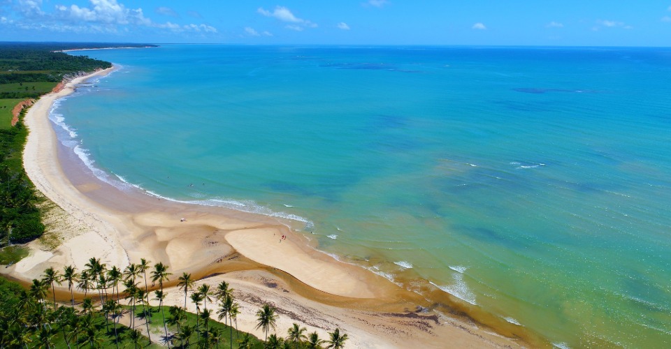 Vista aérea da cidade de Prado, na Bahia, um lugar perfeito para encontrar apartamentos para aluguel de temporada