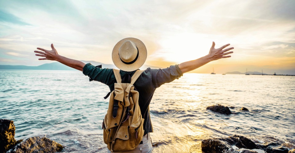 Homem viajando para Prado, na Bahia, em busca de apartamento para aluguel de temporada.