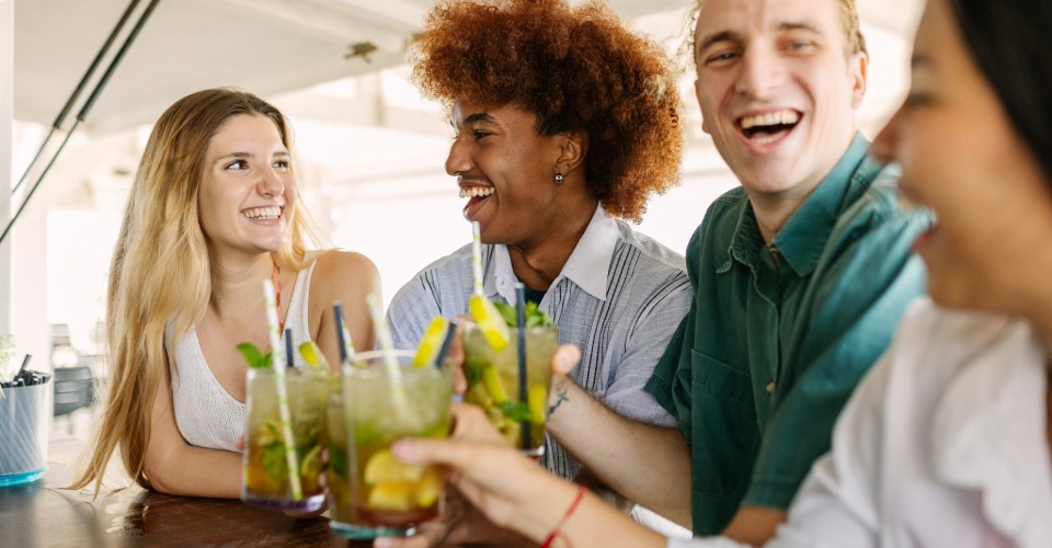 Amigos tomando drinks em uma pousada em Prado, Bahia